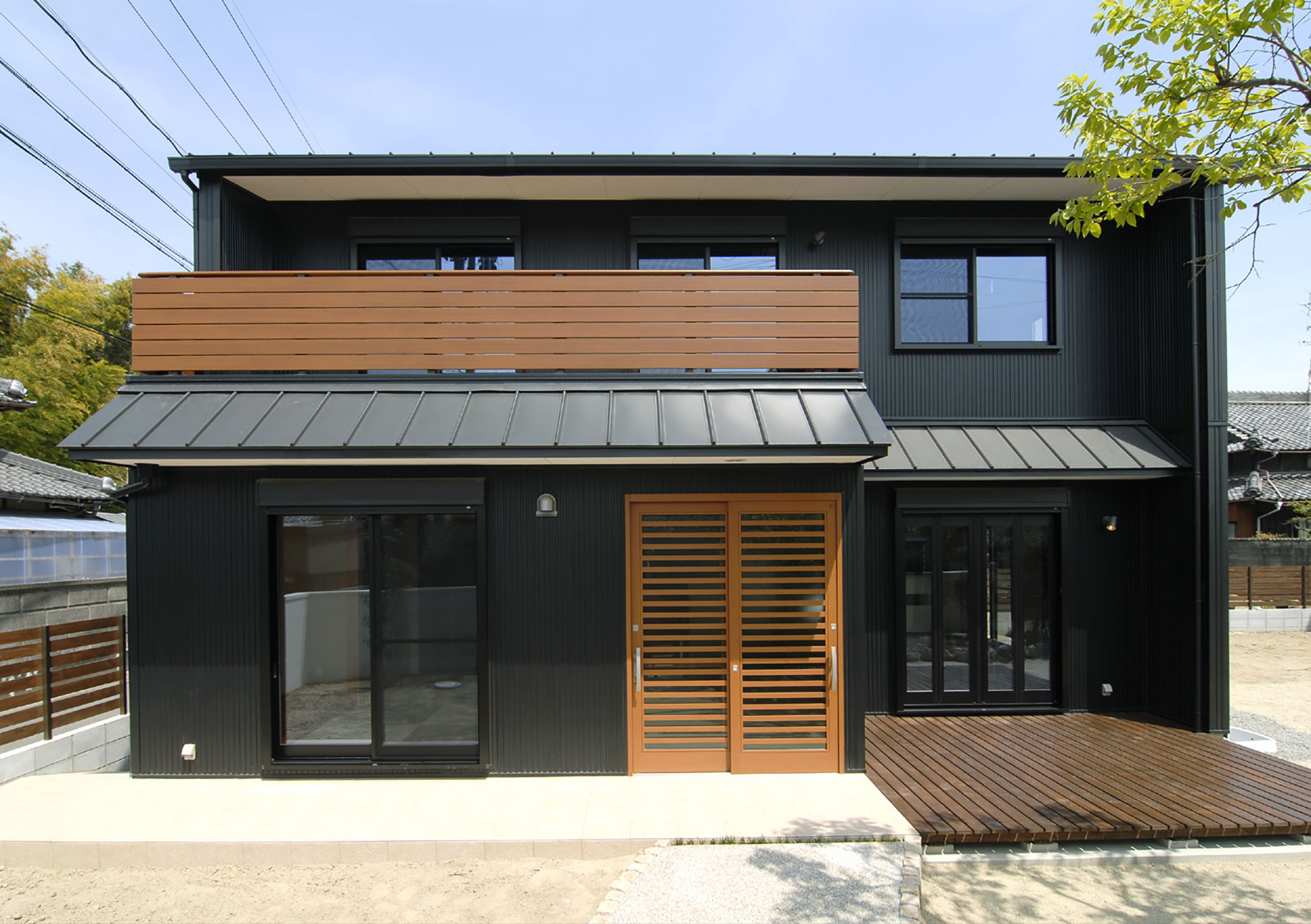 外観も内装も、黒を基調にしたモダンなデザイン住宅